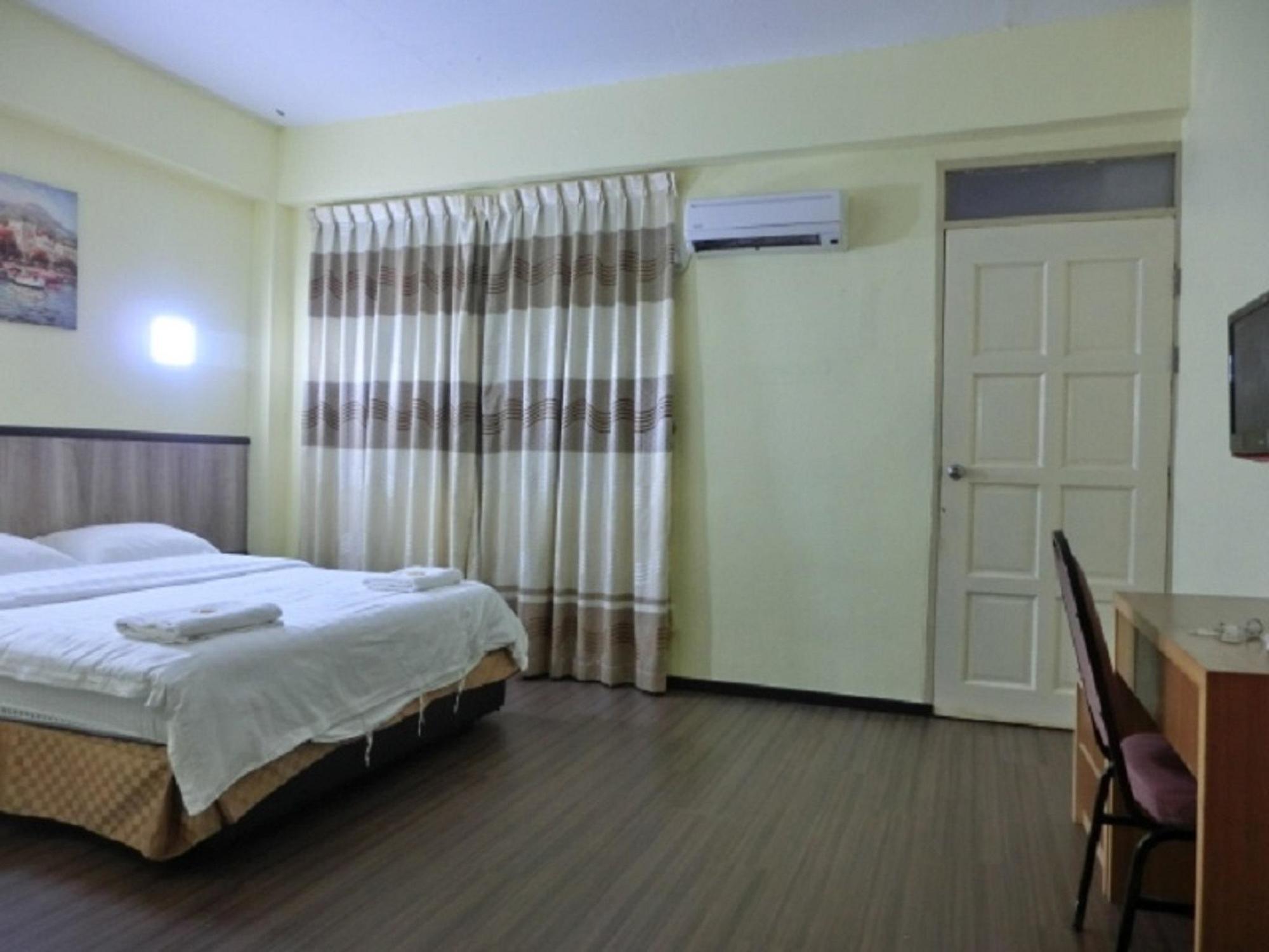 The Garden Inn Miri Esterno foto